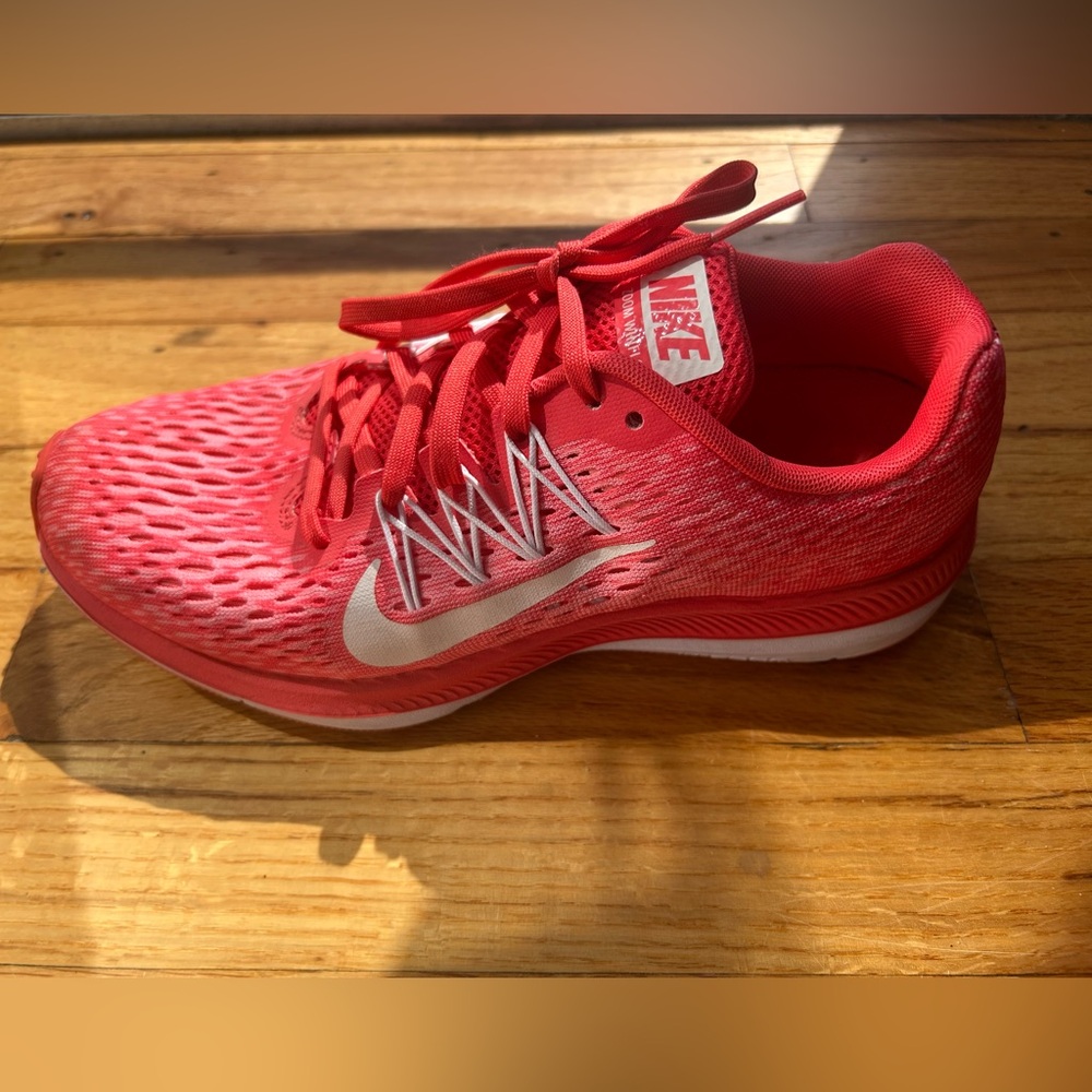 NIKE ZOOM WINFLO 5 RUNNING SHOE